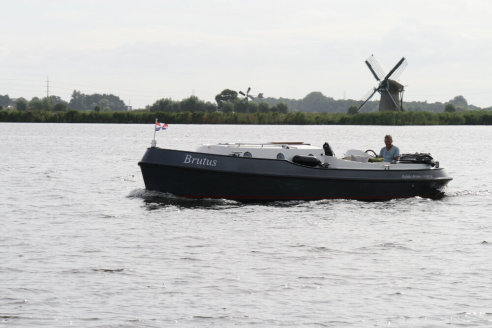 Vedette Brutus BR 8.50, boot varend op water met molens