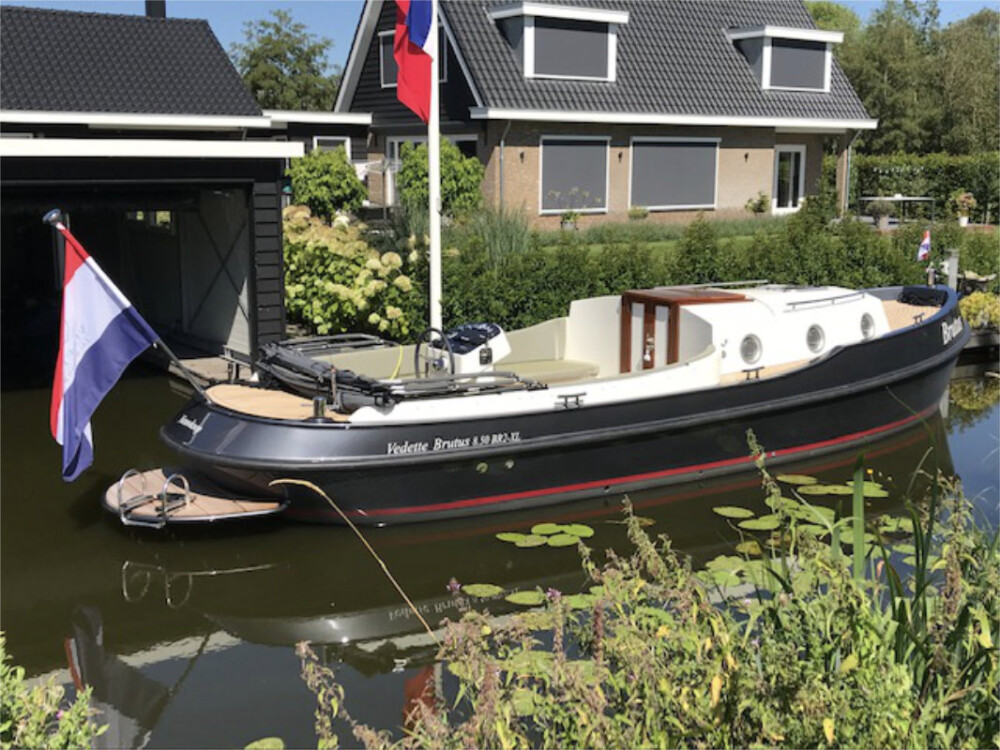Vedette Brutus BR 8.50, vedette brutus afgemeerd bij woonhuis