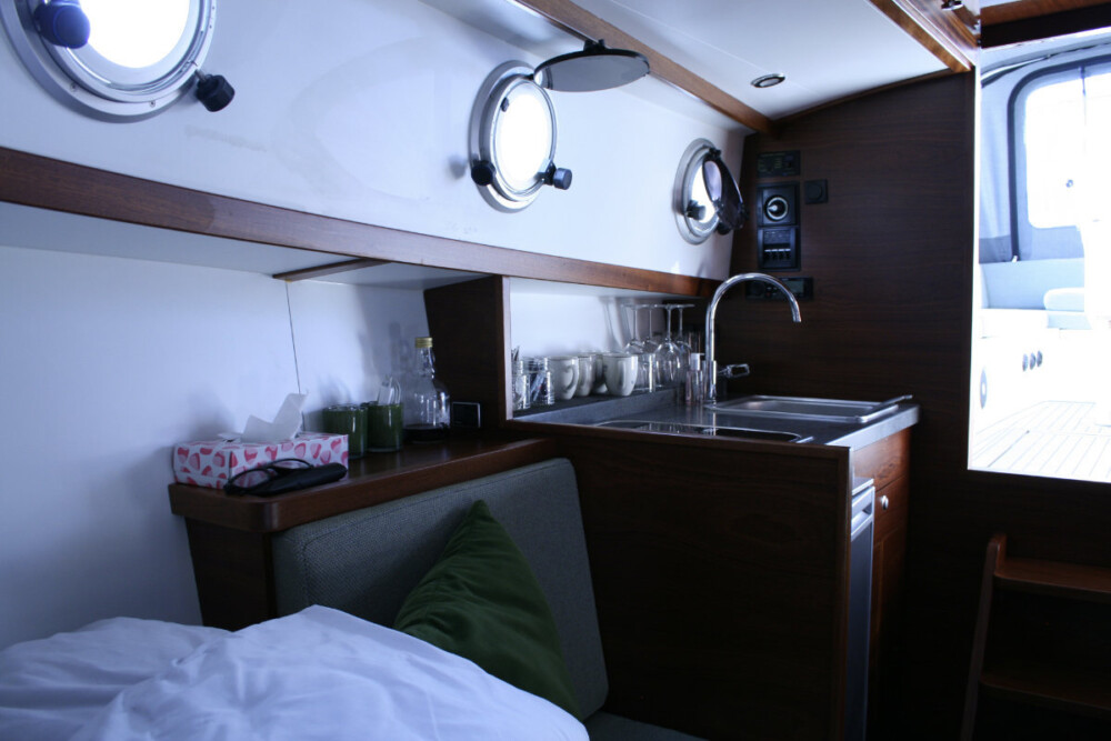 Vedette Brutus BR 8.50, kombuis met bed en patrijspoorten