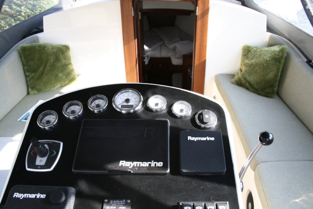 Vedette Brutus BR 8.50, stuurstand met navigatie apparatuur en zitbanken