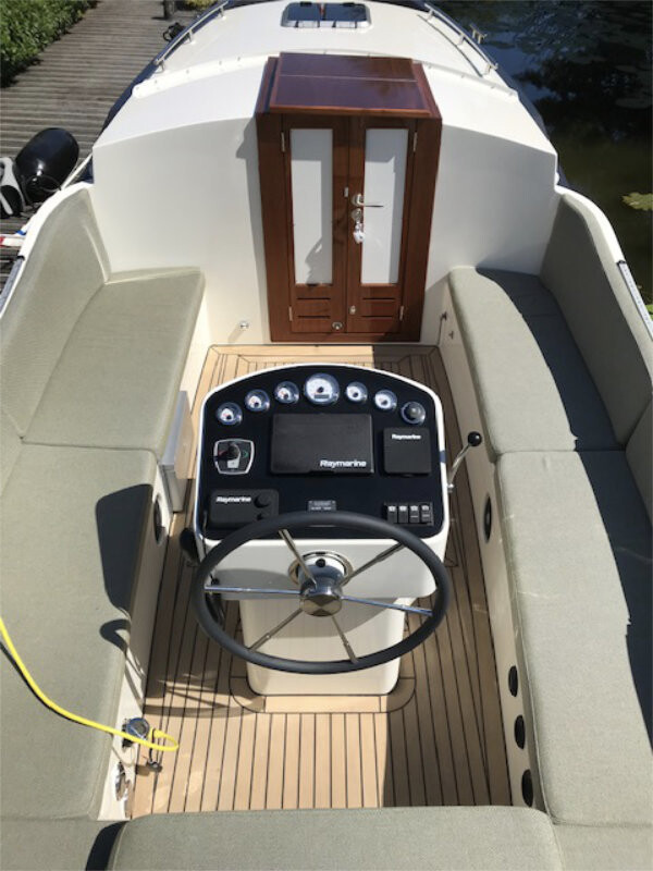 Vedette Brutus BR 8.50, stuurstand met zitbanken en teakdek