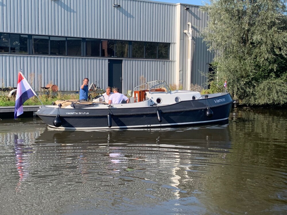 Vedette Brutus BR 8.50, boot gemeerd bij loods