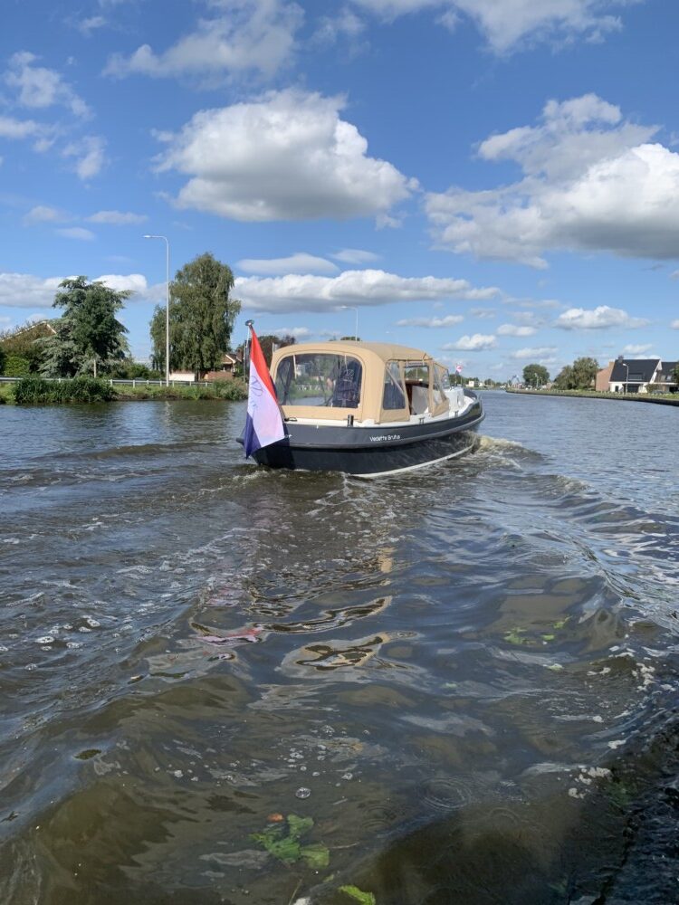 Vedette Brutus BR 8.50, boot varend op kanaal met nederlandse vlag