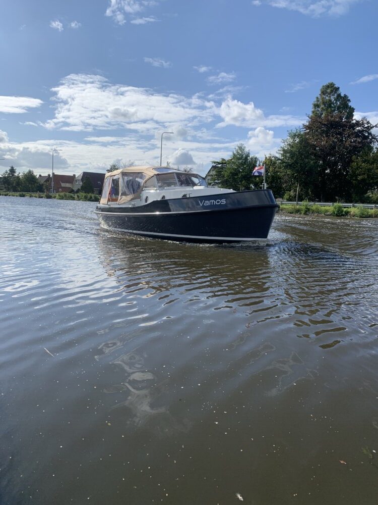 Vedette Brutus BR 8.50, boot varend op rivier