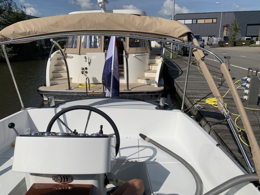 Vedette Brutus BR 8.50, stuurstand met stuurwiel aan dek