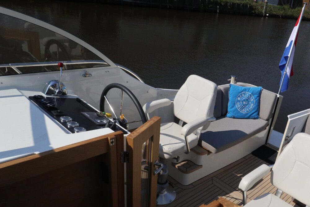 Vedette Cabin Classic Line 29 ft, stuurstand en zitbank aan dek
