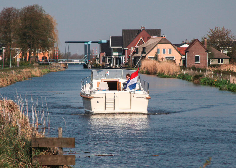 Vedette Cabin Classic Line 29 ft, boot varend op kanaal