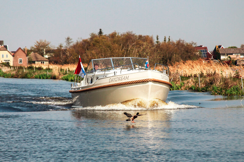 Vedette Cabin Classic Line 29 ft, boot varend op rivier