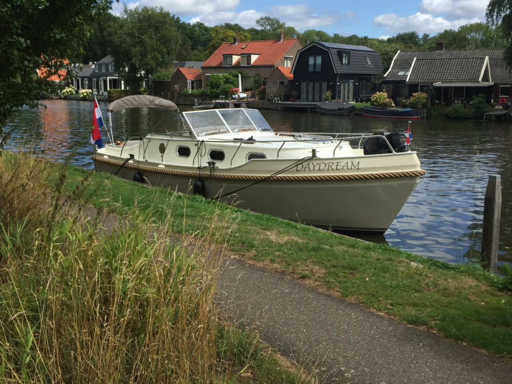Vedette Cabin Classic Line 29 ft, motorboot afgemeerd aan wal