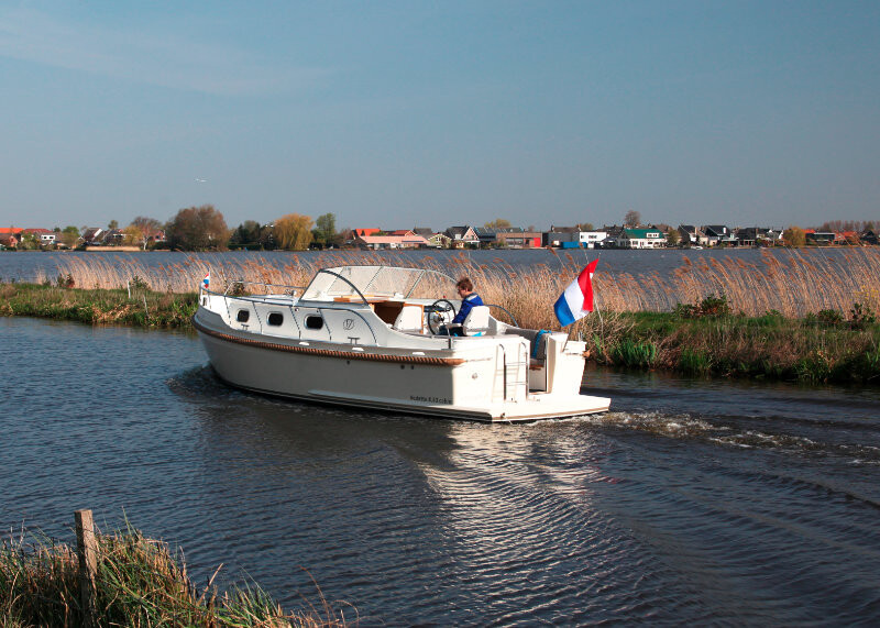 Vedette Cabin Classic Line 29 ft, witte motorboot vaart op kanaal