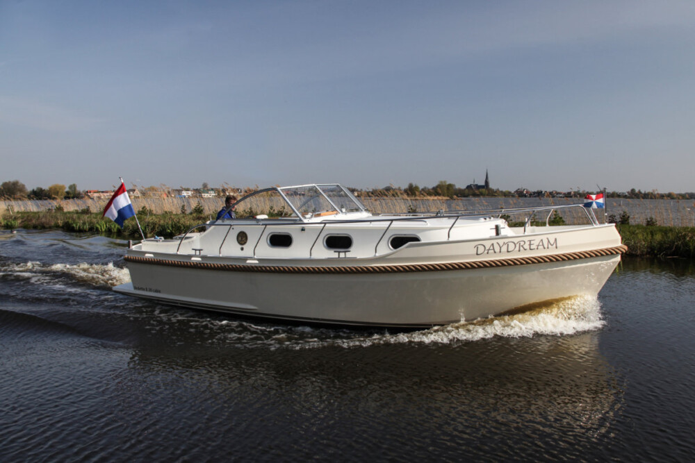Vedette Cabin Classic Line 29 ft, witte motorboot vaart op water