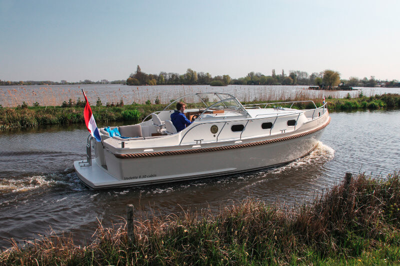 Vedette Cabin Classic Line 29 ft, witte motorboot varend op rivier