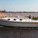 Vedette Cabin Classic Line 29 ft, witte motorboot varend op water