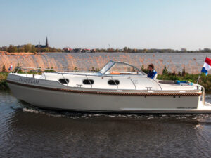 Vedette Cabin Classic Line 29 ft, witte motorboot varend op water