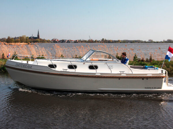 Vedette Cabin Classic Line 29 ft, witte motorboot varend op water