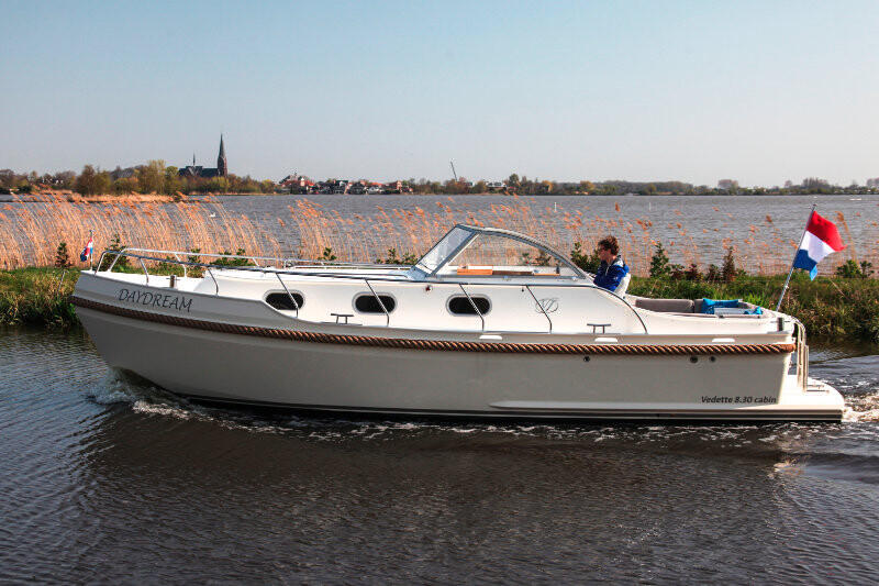 Vedette Cabin Classic Line 29 ft, witte motorboot varend op water