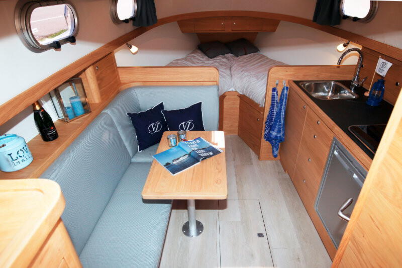 Vedette Cabin Classic Line 29 ft, kajuit met bed en zitbank
