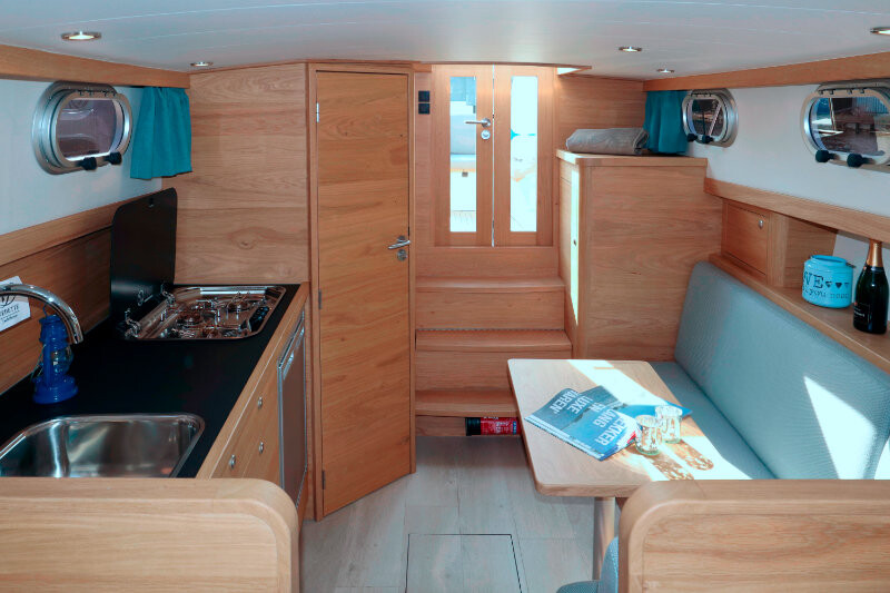 Vedette Cabin Classic Line 29 ft, keuken en zitbank in kajuit