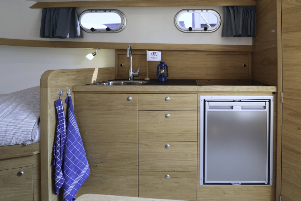 Vedette Cabin Classic Line 29 ft, keuken met koelkast en wastafel