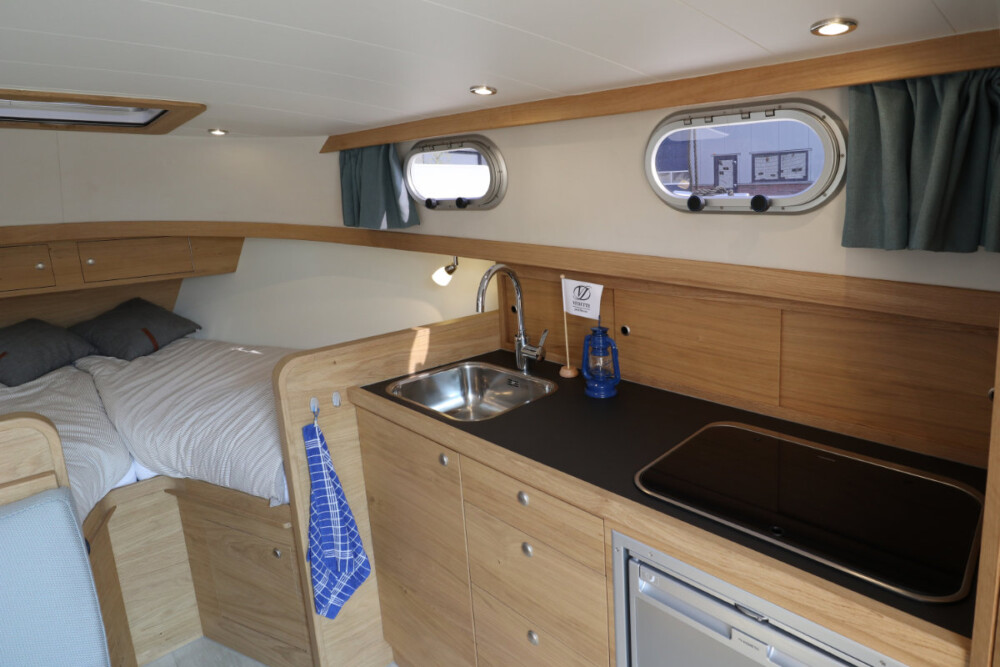 Vedette Cabin Classic Line 29 ft, kombuis met bed en patrijspoorten