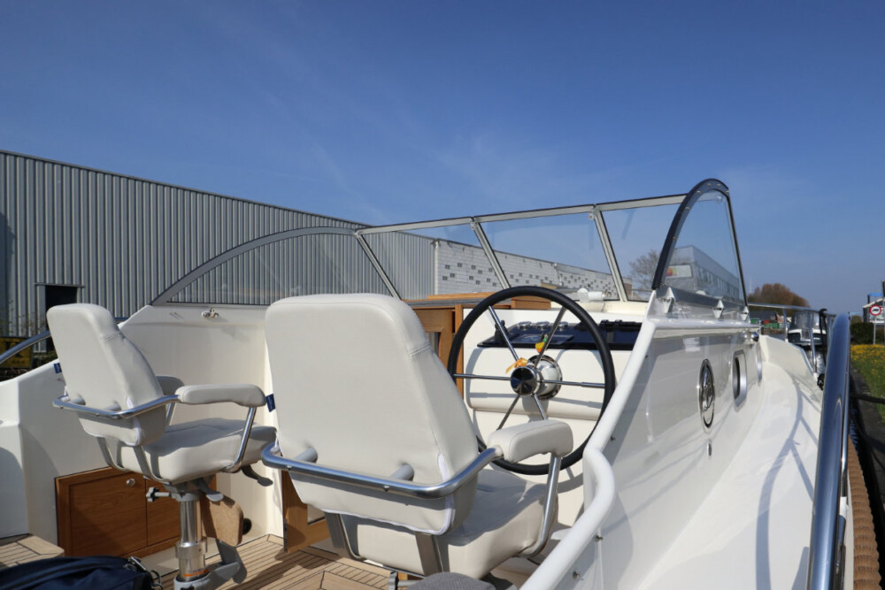 Vedette Cabin Classic Line 29 ft, stuurstand met stoelen en stuurwiel