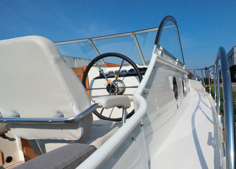 Vedette Cabin Classic Line 29 ft, stuurstand met stuurwiel en zitbank