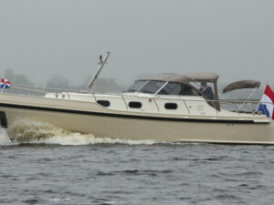 Vedette Cabin Classic Line 31 ft, boot varend op water