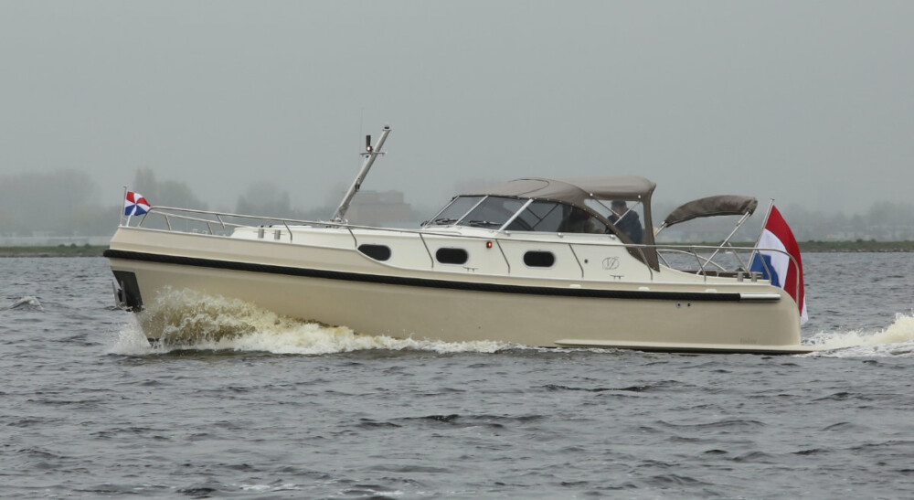 Vedette Cabin Classic Line 31 ft, boot varend op water