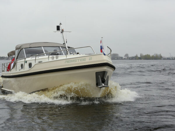 Vedette Cabin Classic Line 31 ft, boot varend op water