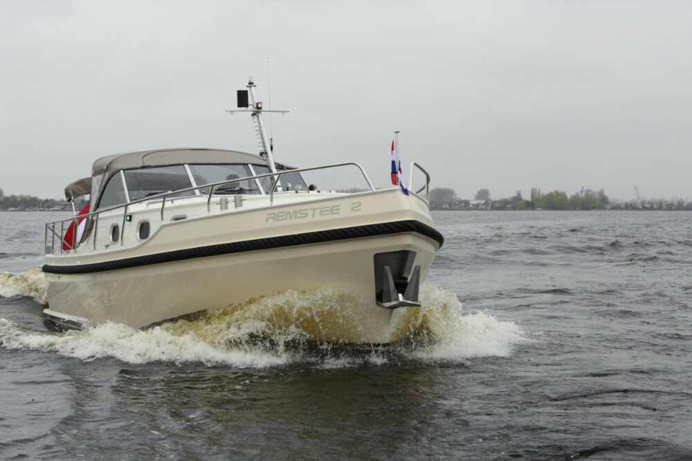 Vedette Cabin Classic Line 31 ft, boot varend op water