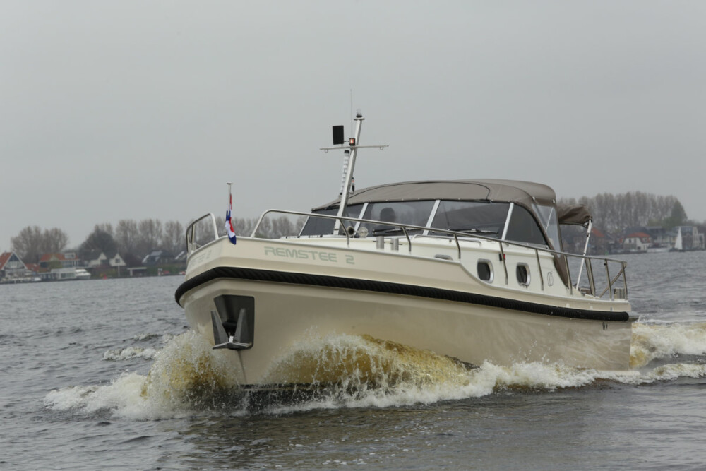 Vedette Cabin Classic Line 31 ft, boot varend op water