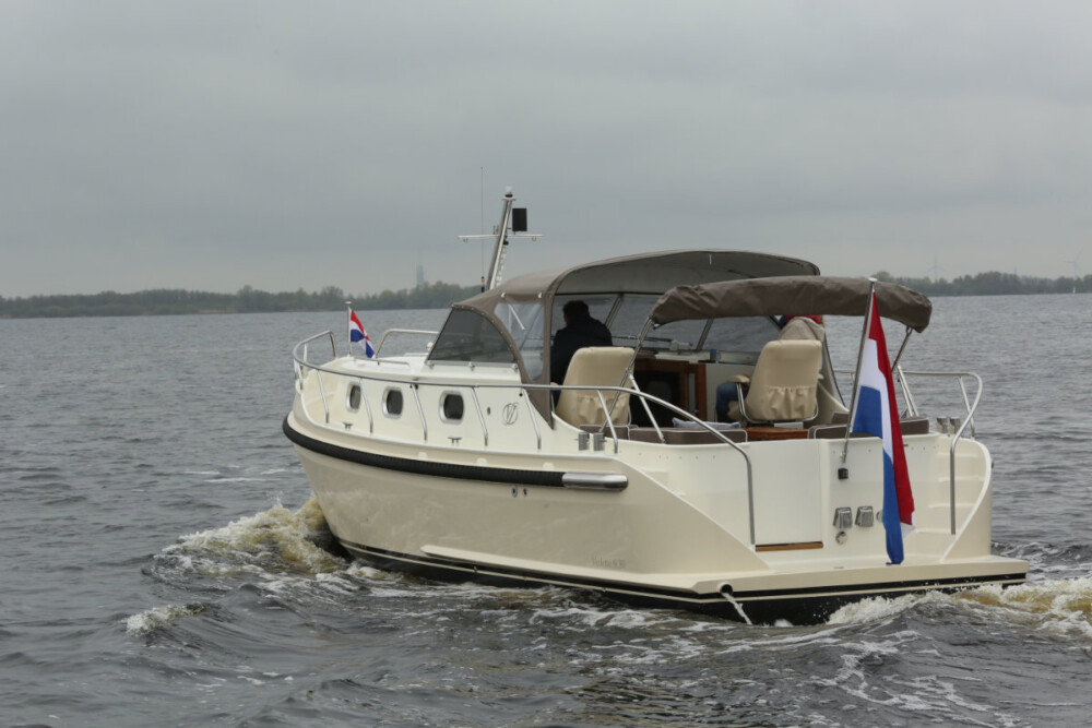Vedette Cabin Classic Line 31 ft, witte motorboot vaart op water