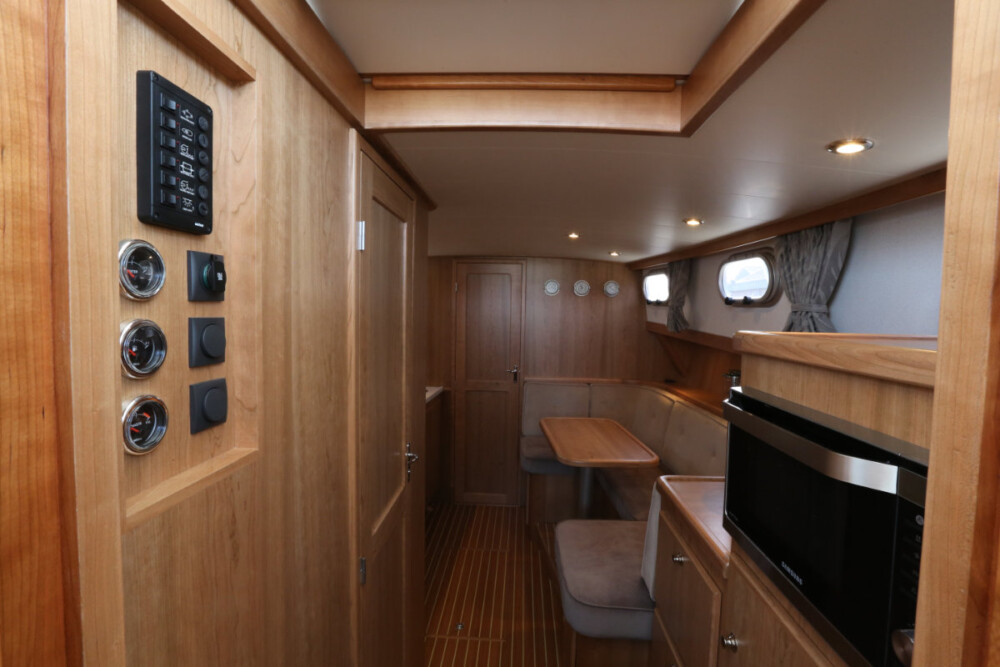 Vedette Cabin Classic Line 31 ft, gang met zithoek en keuken