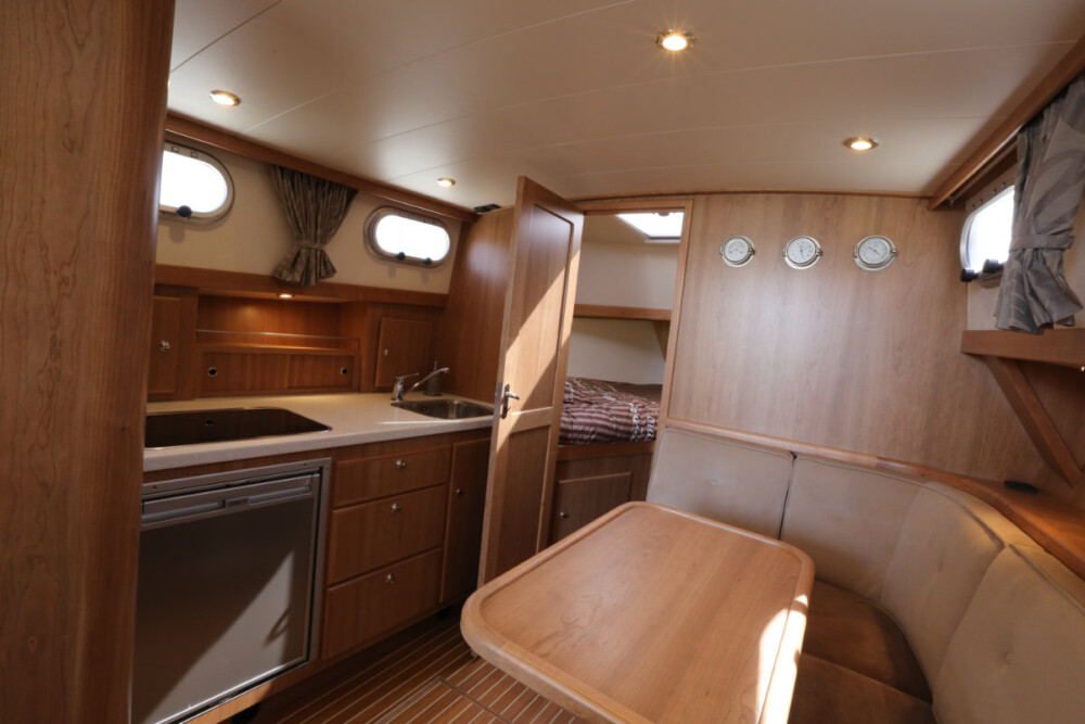 Vedette Cabin Classic Line 31 ft, kombuis met eethoek en slaapplaats