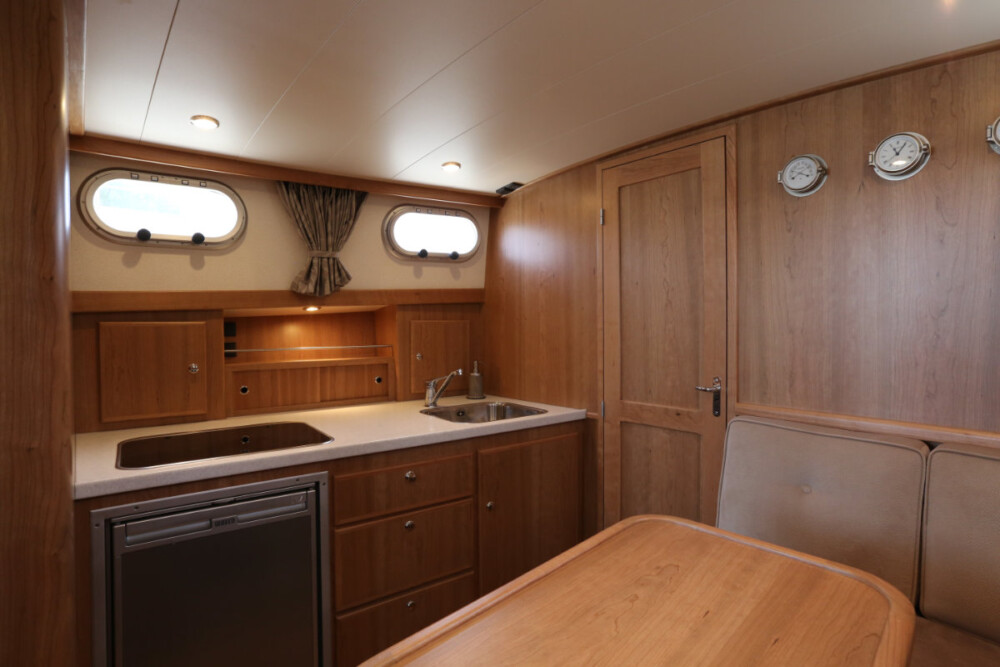 Vedette Cabin Classic Line 31 ft, kombuis met houten interieur en patrijspoorten
