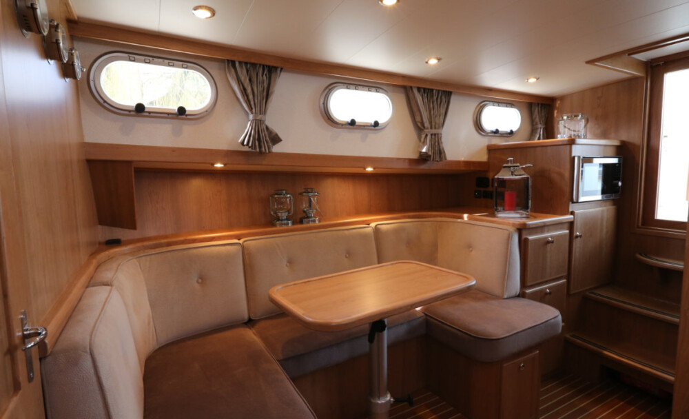 Vedette Cabin Classic Line 31 ft, zithoek met tafel in kajuit