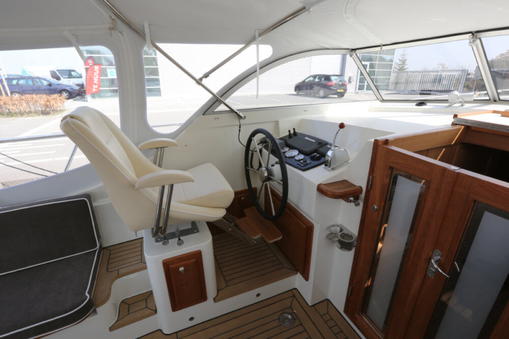 Vedette Cabin Classic Line 31 ft, stuurstand met stoel en stuurwiel