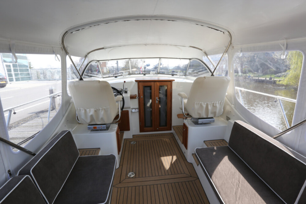 Vedette Cabin Classic Line 31 ft, stuurstand met zitbanken en stoelen