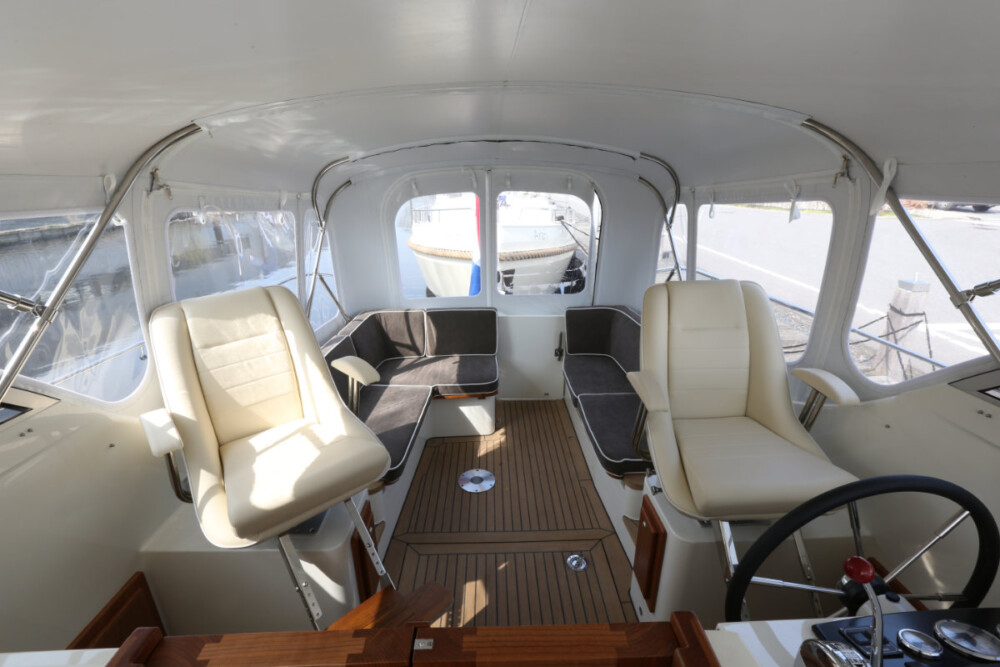Vedette Cabin Classic Line 31 ft, stuurstand met zitbanken en stoelen