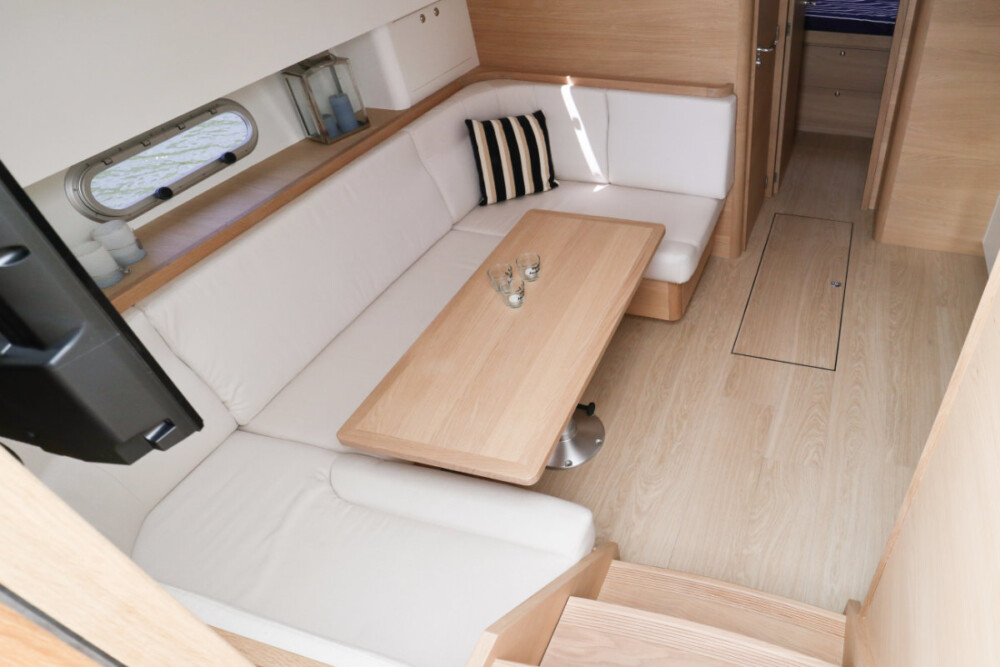 Vedette Cabin Classic Line 38 ft, zithoek met tafel salon