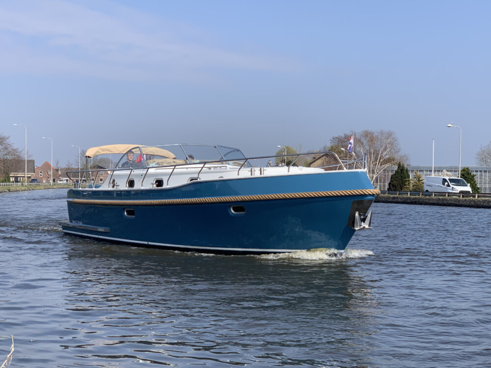 Vedette Cabin Classic Line 38 ft, blauwe boot varend op water