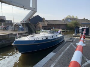 Vedette Cabin Classic Line 38 ft, blauwe motorboot bij ophaalbrug