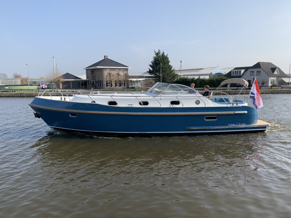 Vedette Cabin Classic Line 38 ft, blauwe motorboot vaart door water