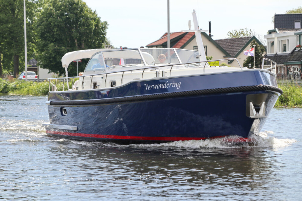 Vedette Cabin Classic Line 38 ft, blauwe motorboot vaart op water