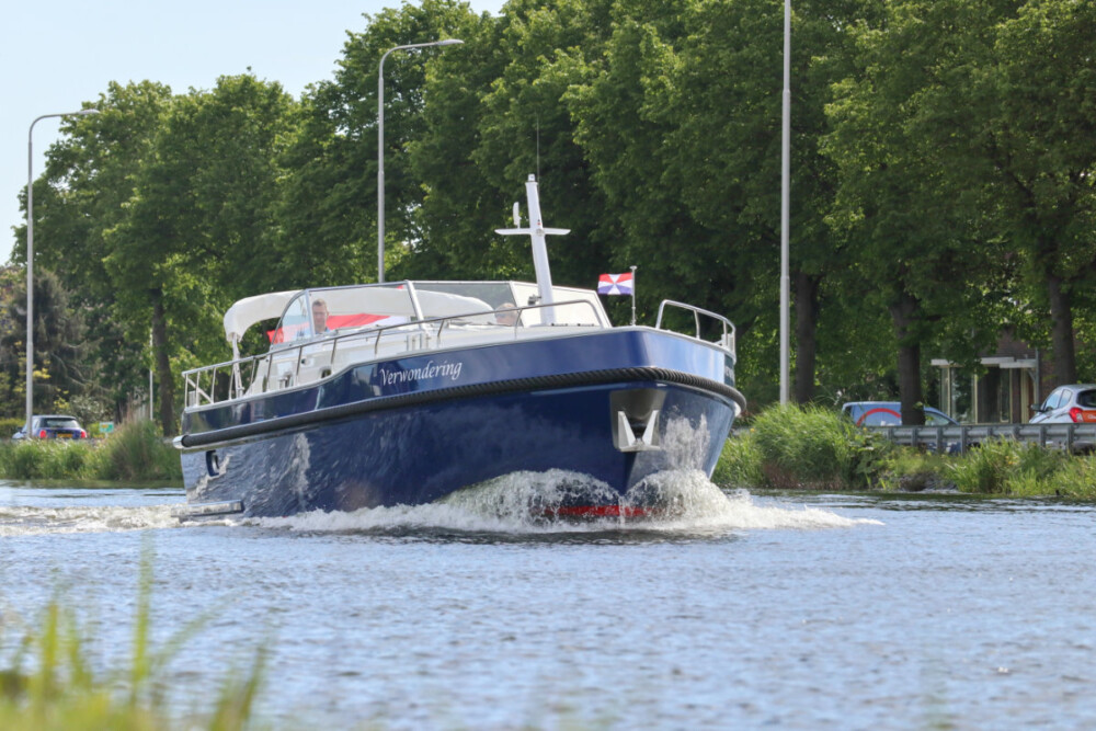 Vedette Cabin Classic Line 38 ft, blauwe motorboot varend op water