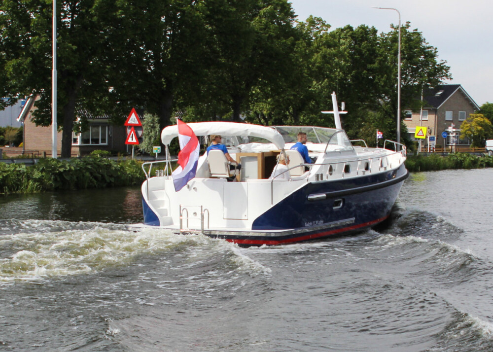 Vedette Cabin Classic Line 38 ft, motorboot vaart op water
