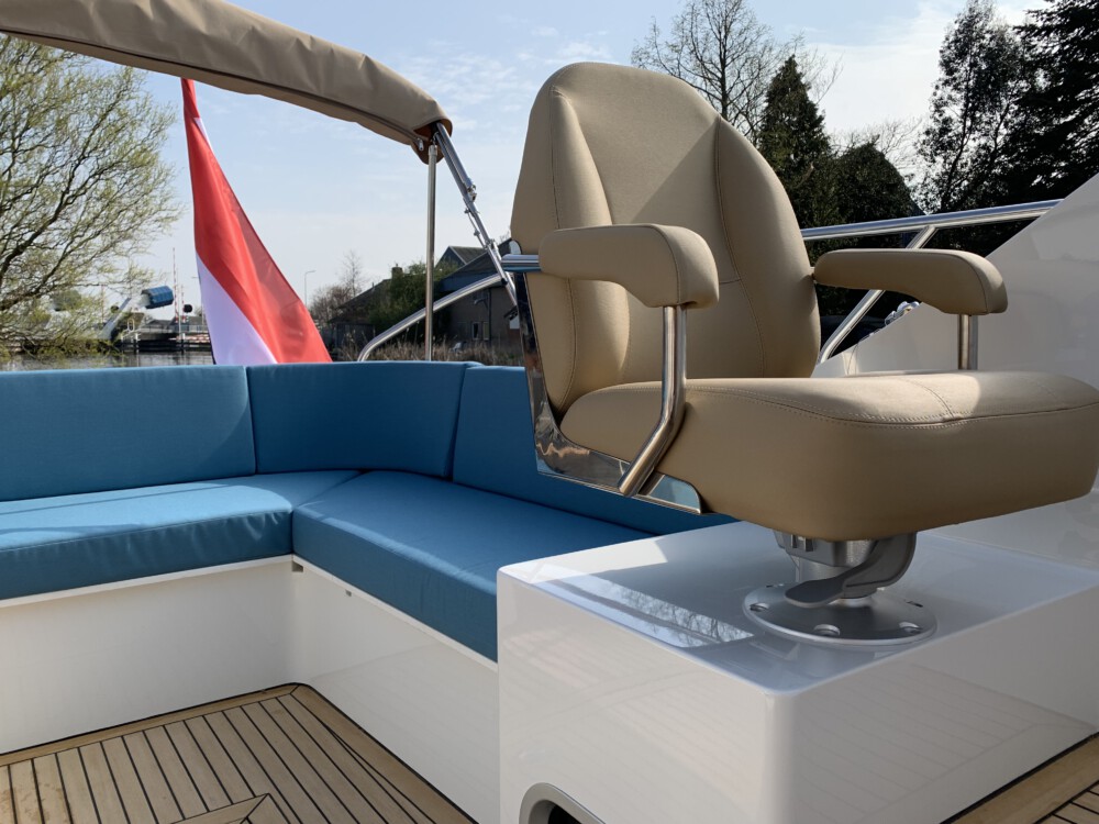 Vedette Cabin Classic Line 38 ft, stuurstoel en blauwe zitbank op dek