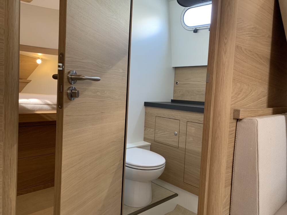 Vedette Cabin Classic Line 38 ft, badkamer met toilet en slaapkamer