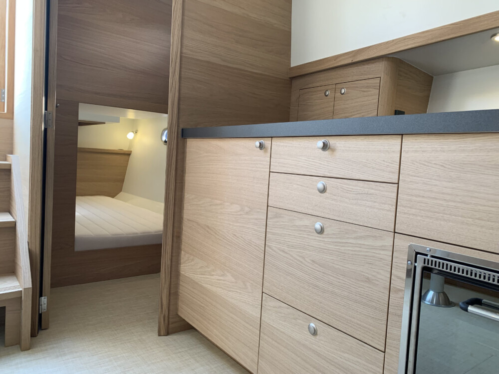 Vedette Cabin Classic Line 38 ft, keuken met slaapkamer doorkijk