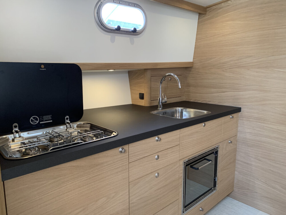 Vedette Cabin Classic Line 38 ft, kombuis met kookplaat en spoelbak